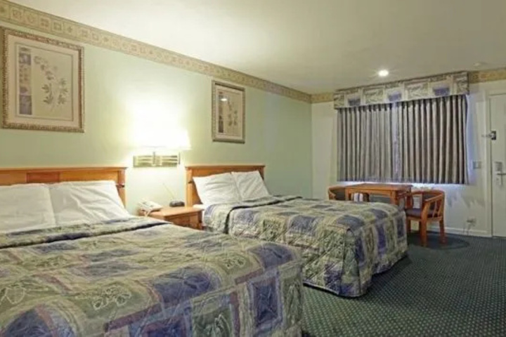 Room 6 of 10