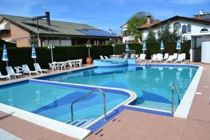 Pool 14 of 28