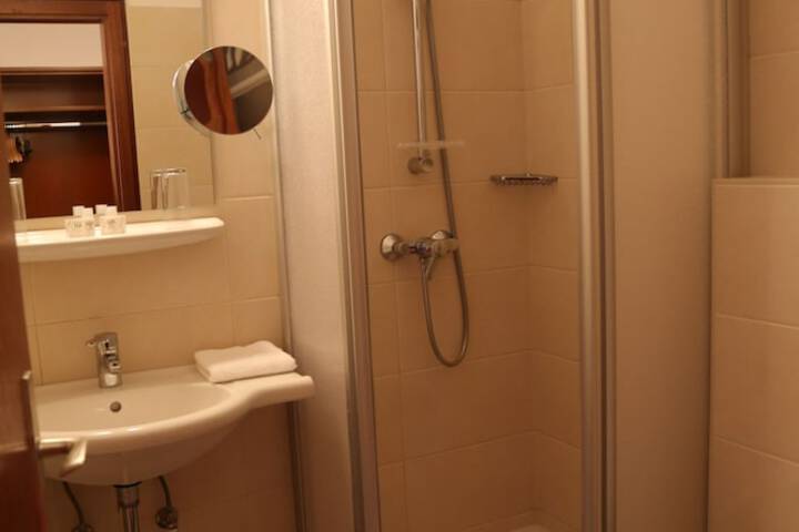 Room 42 of 62