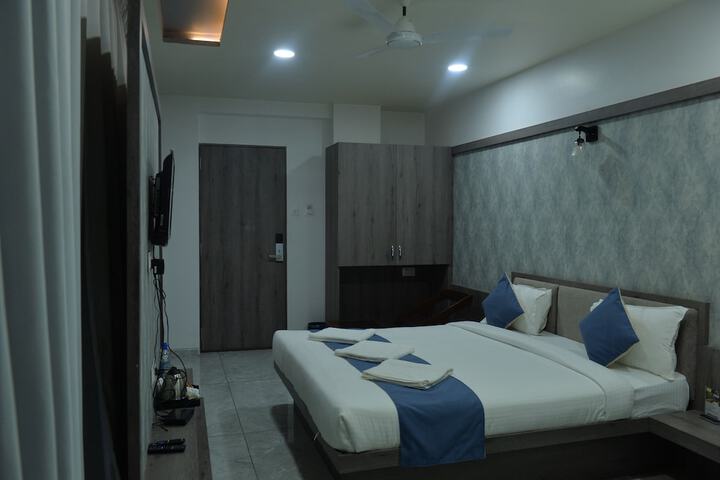 Room 11 of 32