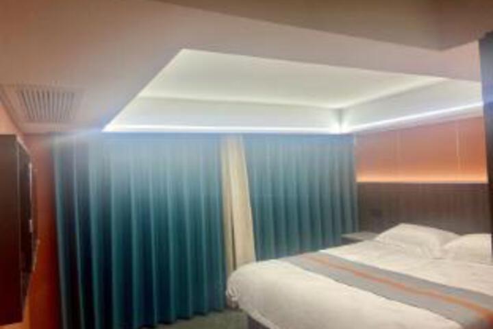 Room 4 of 4