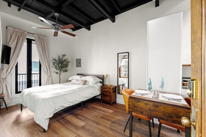Room 40 of 191