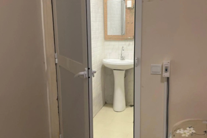 Room 9 of 14