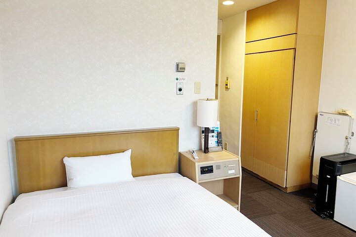 Room 6 of 28