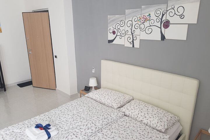 Room 6 of 18