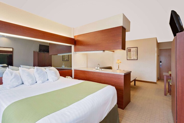 1 Queen Bed (3 of 14)