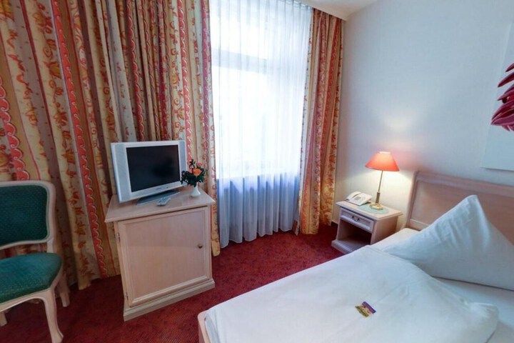 Room 17 of 43