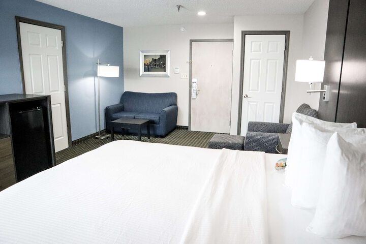 1 King Bed Ground Floor Flat Screen Television High Speed Internet Accessible Microwave (7 of 15)