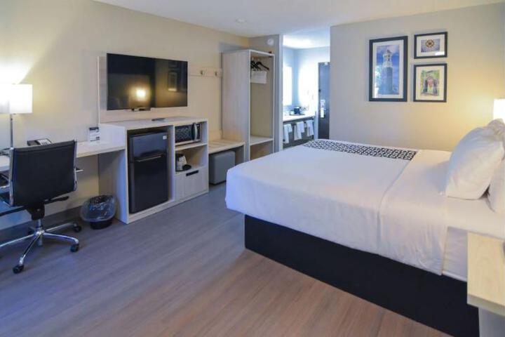 1 Queen Bed High Speed Internet Accessible 50 Inch Flat Screen Television Microwave and Refrigerator, Coffee Maker, Hairdryer Full Breakfast (15 of 15)