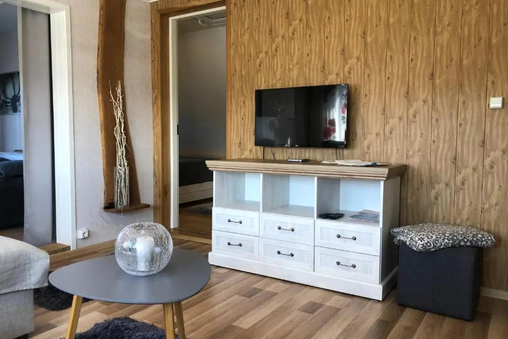 Room 6 of 12