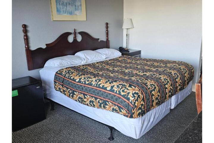 1 Queen Bed (1 of 8)