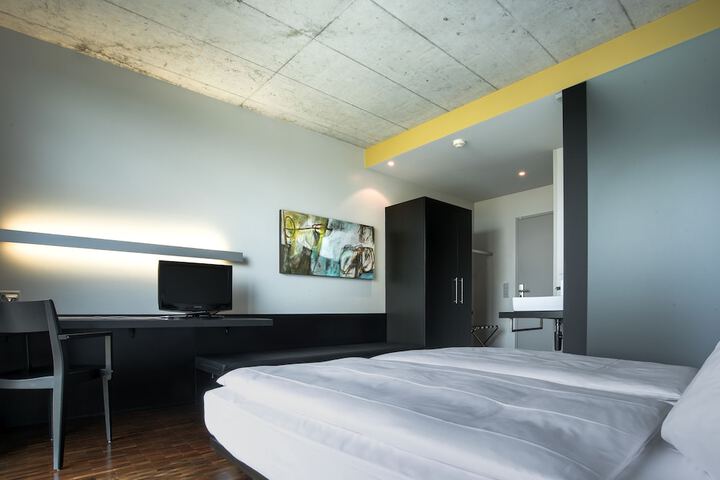 Room 12 of 38