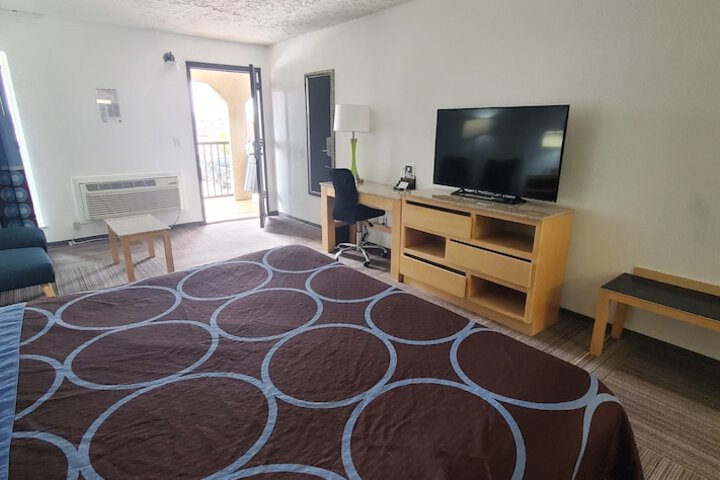 1 King Bed (2 of 15)