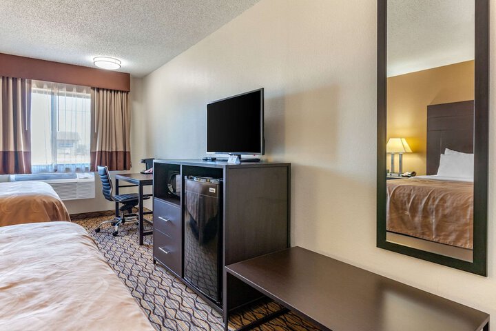 1 Queen Bed Accessible (8 of 19)