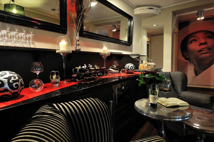 Lounge 67 of 80