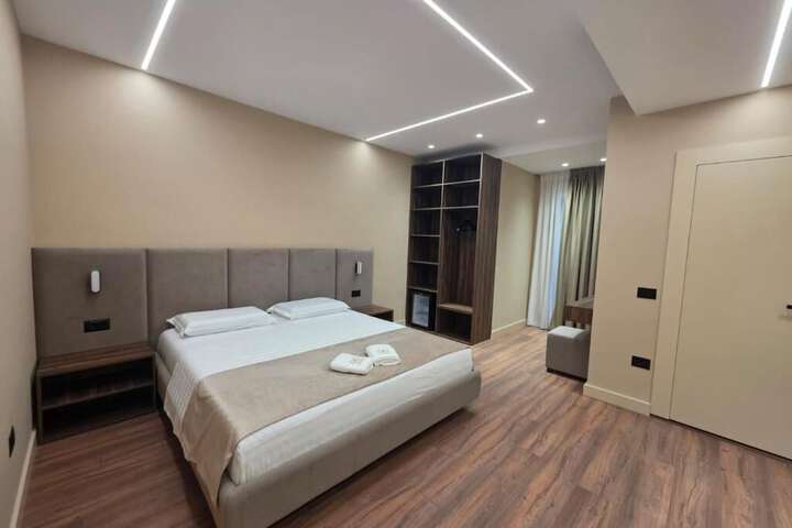 Room 28 of 104