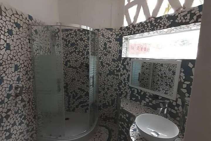 Room 9 of 10