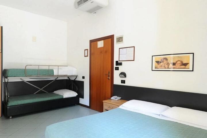 Room 10 of 72