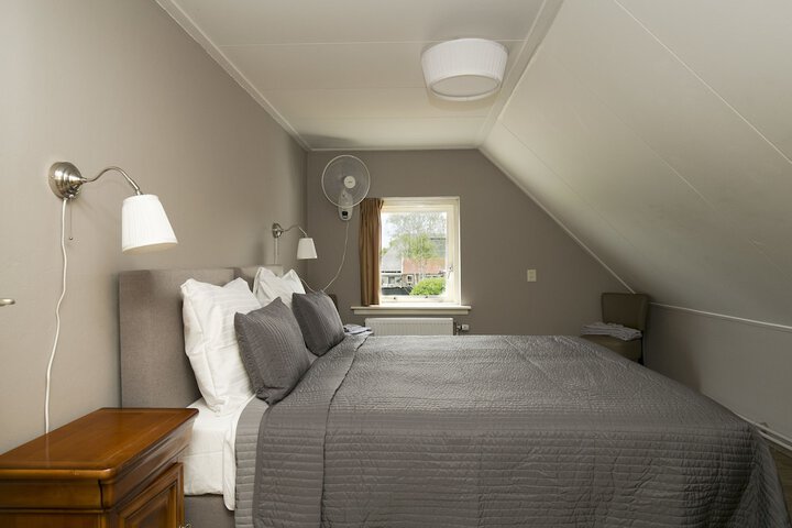 Room 3 of 48
