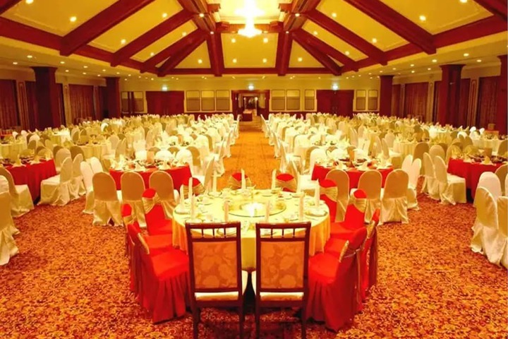 Ballroom/Hall 17 of 18