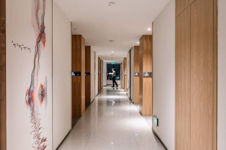 Ballroom/Hall 28 of 37