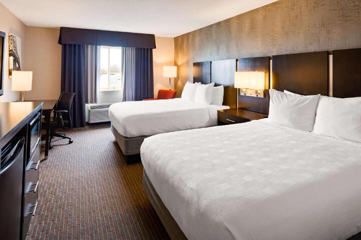 2 Queen Beds Pillowtop Microfridge 37in Led TV High Speed Full Breakfast (1 of 7)