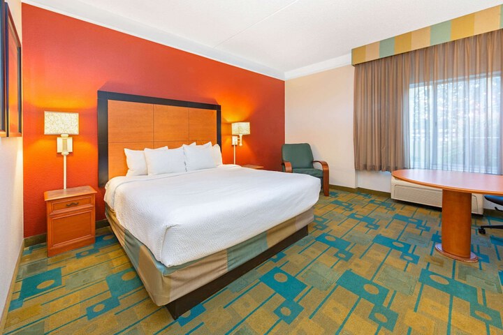 1 King Bed (13 of 18)