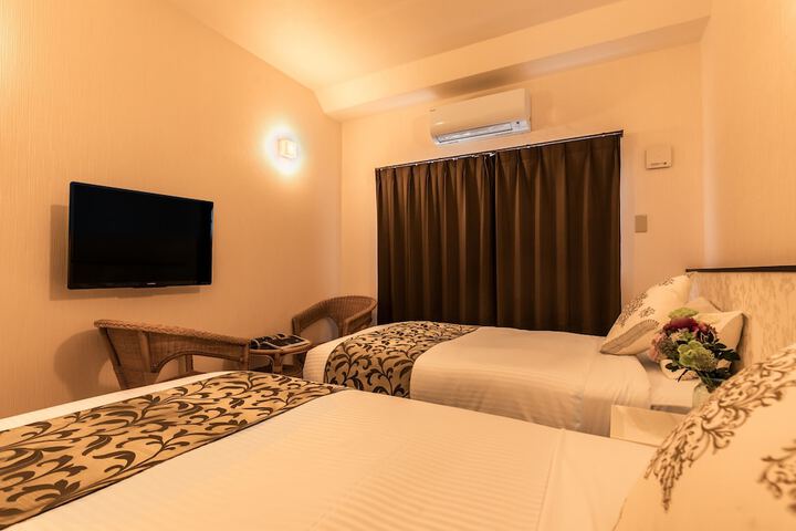 Room 6 of 25