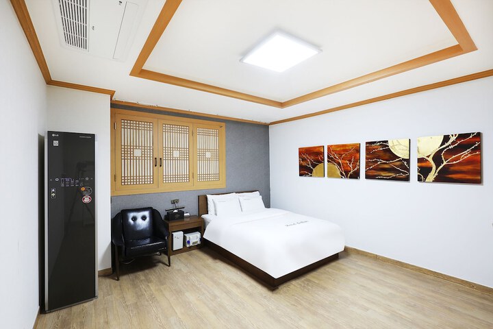 Room 49 of 90