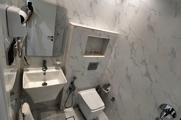 Room 7 of 8
