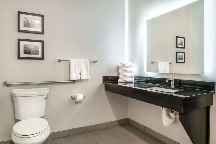 2 Queen Accessible Room with Bath Tub (11 of 11)