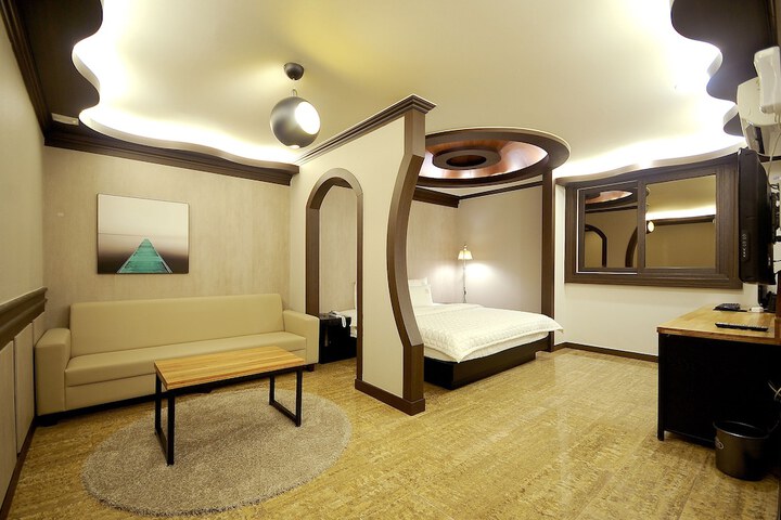 Room 6 of 14