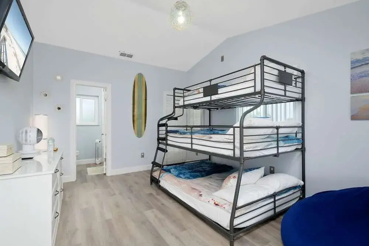 Room 6 of 18