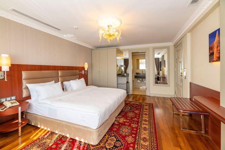 Room 32 of 102