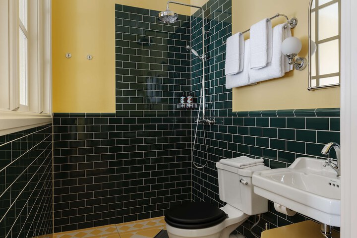 Room 15 of 116