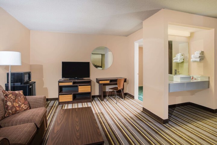1 King Bed (4 of 6)