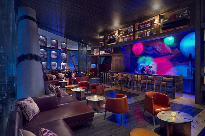 Lounge 44 of 56