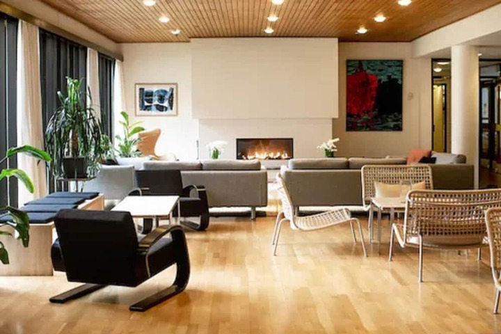 Lounge 39 of 51