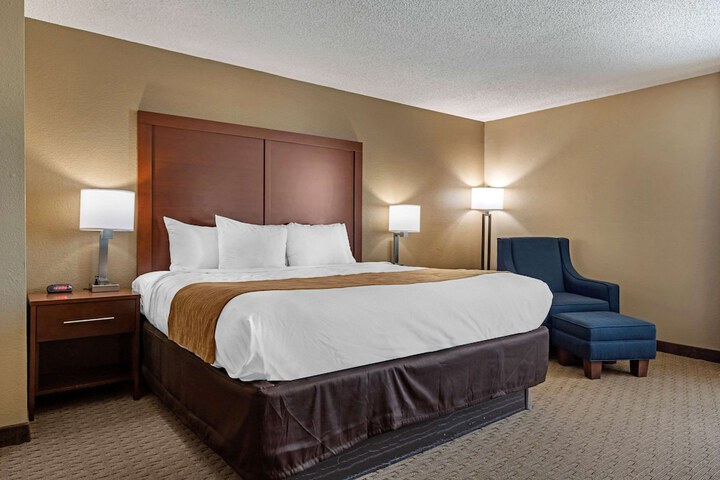 1 King Bed (2 of 13)