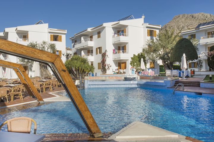 Hotel Pool