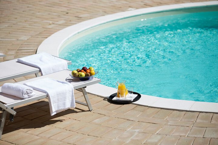 Pool 137 of 300