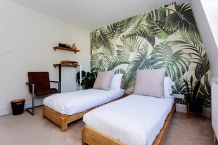 Room 13 of 20