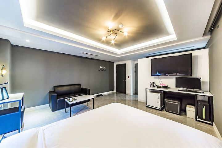 Room 12 of 21