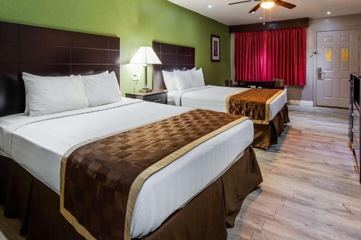 2 Queen Beds (4 of 4)