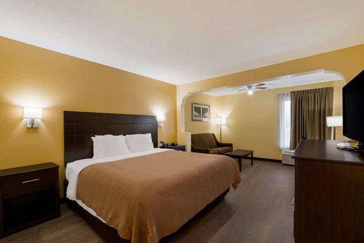1 King Bed (1 of 17)