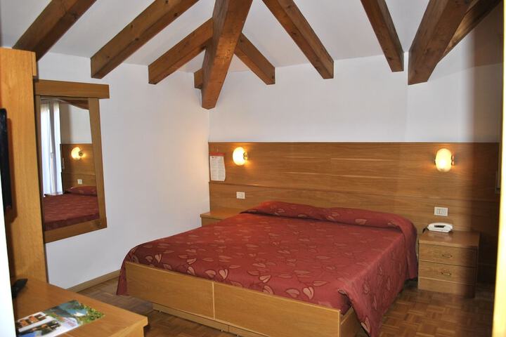 Room 5 of 33
