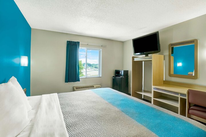 1 King Bed (10 of 10)