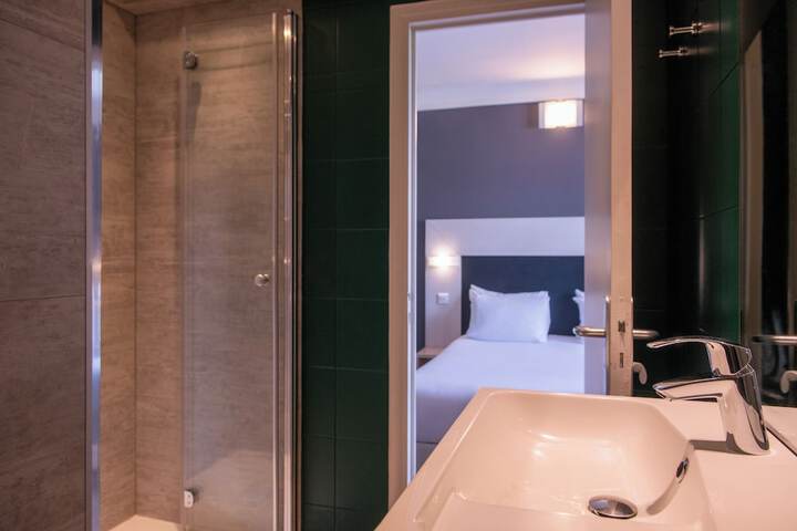 Room 16 of 28
