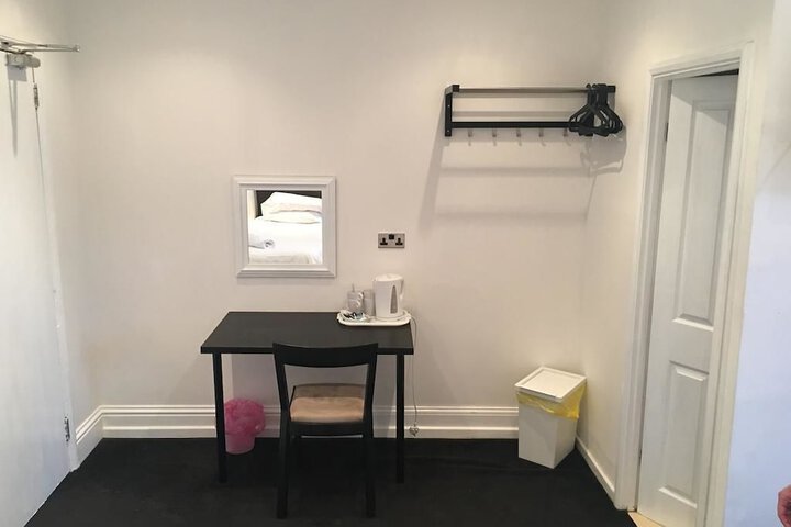 Room 4 of 5