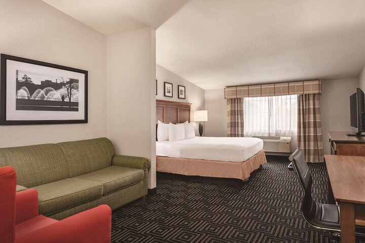1 King Bed (4 of 13)